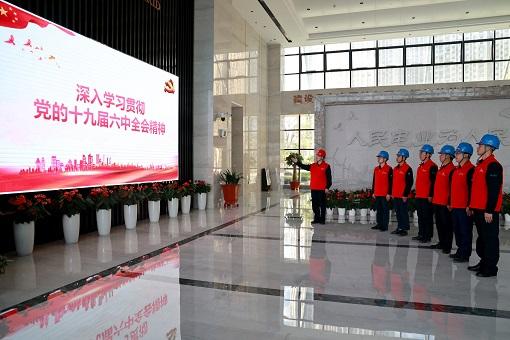貫徹中央經(jīng)濟(jì)工作會(huì)議精神</p><p>　　科學(xué)謀劃系統(tǒng)研究明年工作