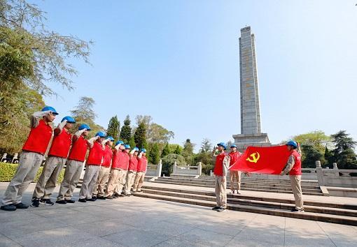弘揚(yáng)偉大建黨精神堅(jiān)定歷史自信</p><p>　　在新的趕考之路上交出優(yōu)異答卷