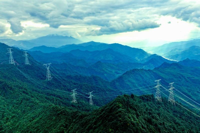 國(guó)家電網(wǎng)公司發(fā)布服務(wù)新能源發(fā)展報(bào)告